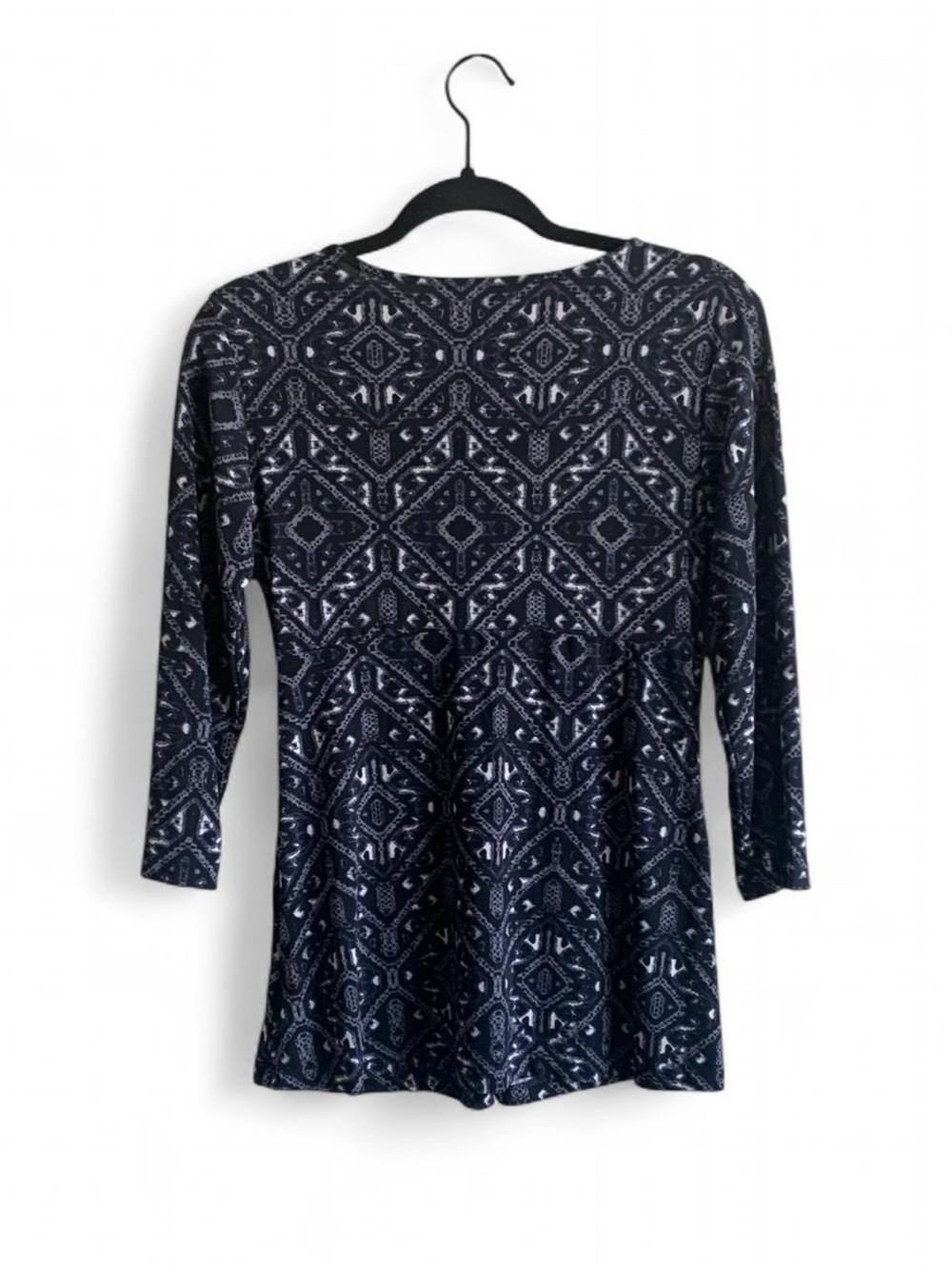 Daisy Fuentes Patterned Twist-Front Top Size Small! - Picture 2 of 3